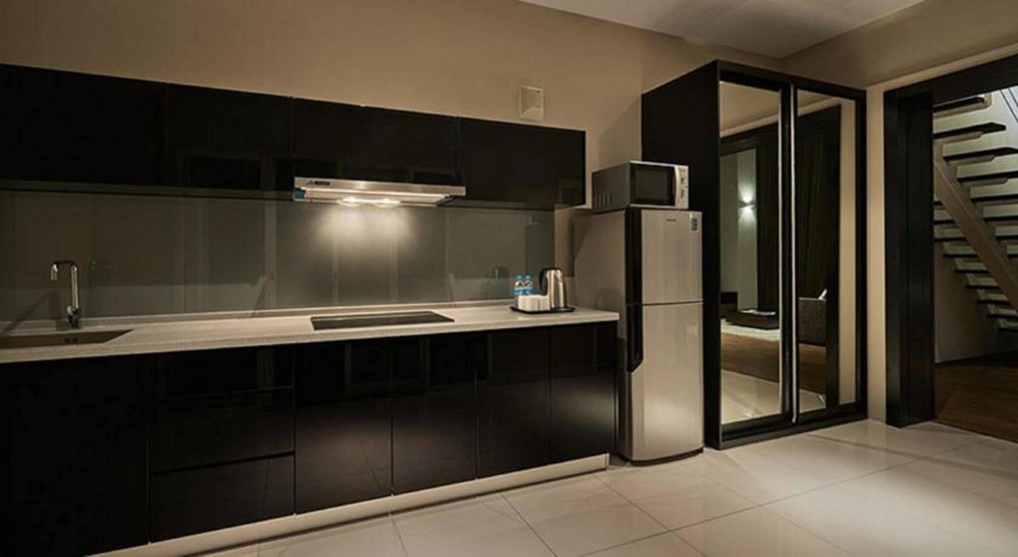 Maritime Luxury Suites George Town Exteriör bild