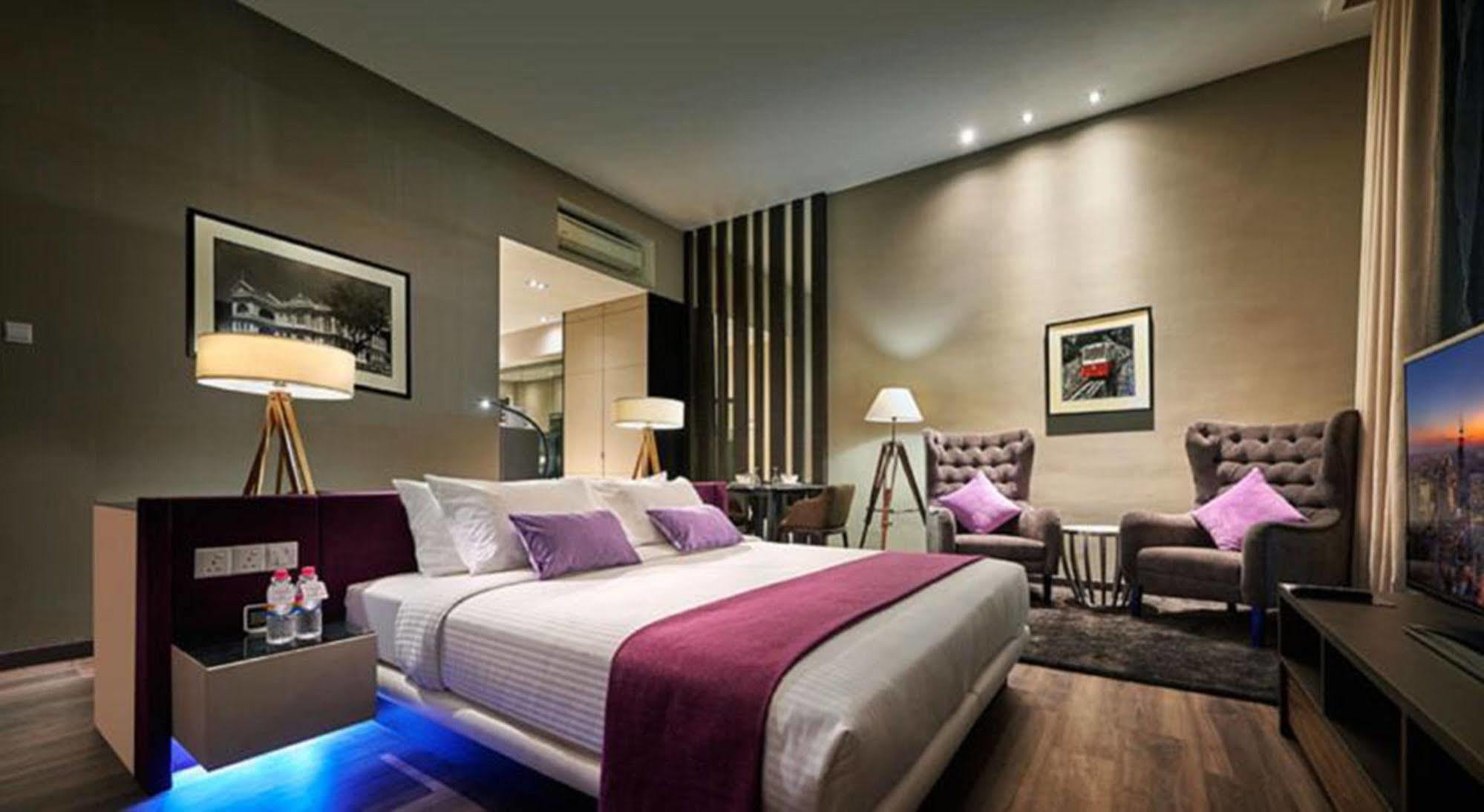 Maritime Luxury Suites George Town Exteriör bild