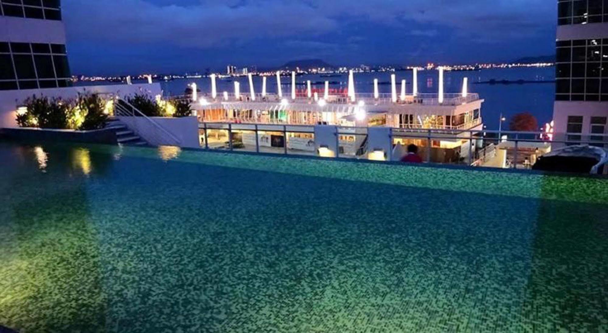 Maritime Luxury Suites George Town Exteriör bild
