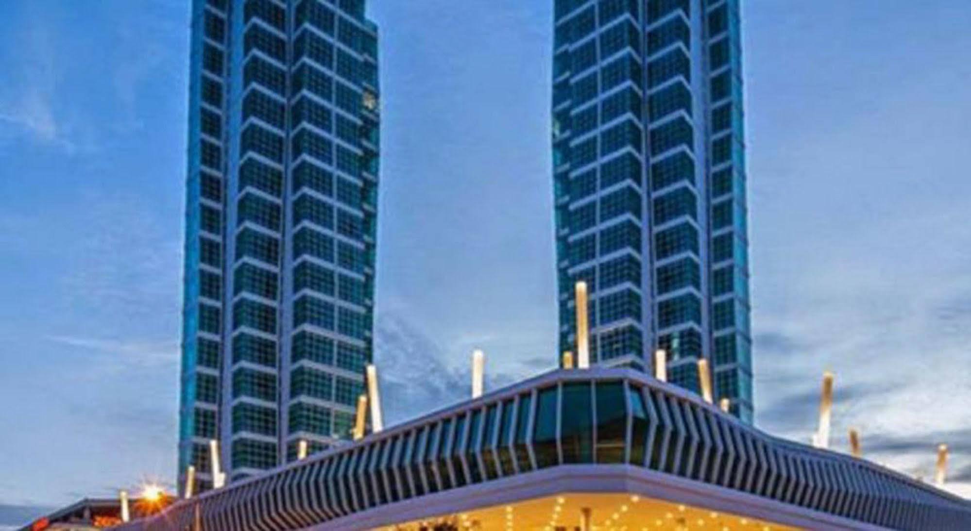Maritime Luxury Suites George Town Exteriör bild