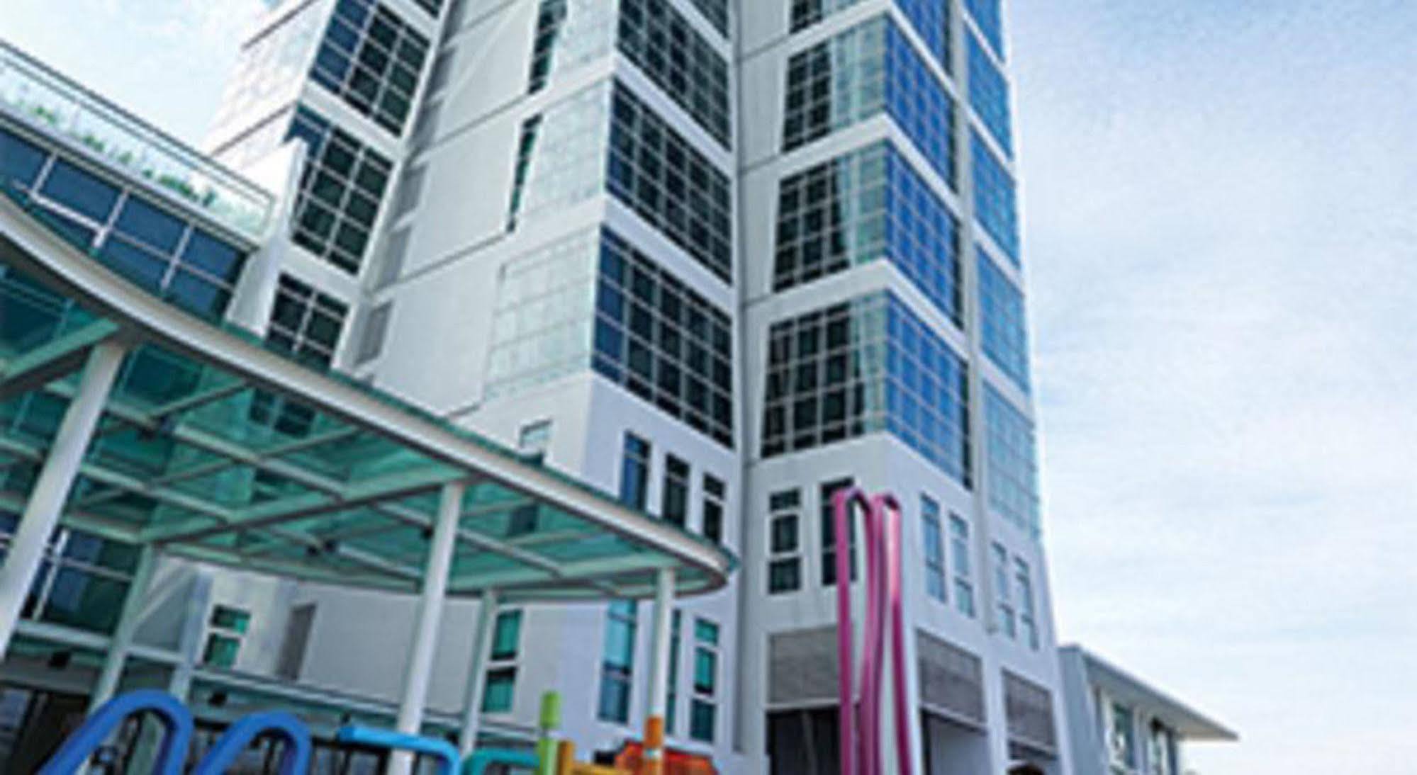 Maritime Luxury Suites George Town Exteriör bild